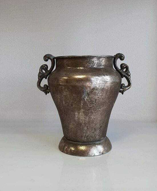 METĀLA VĀZE