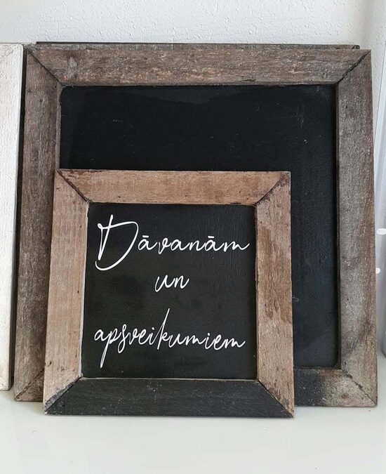 NELIELA TĀFELĪTE AR TEKSTU